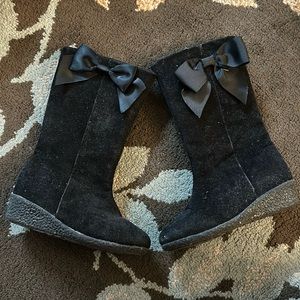 Black boots zip up with bows